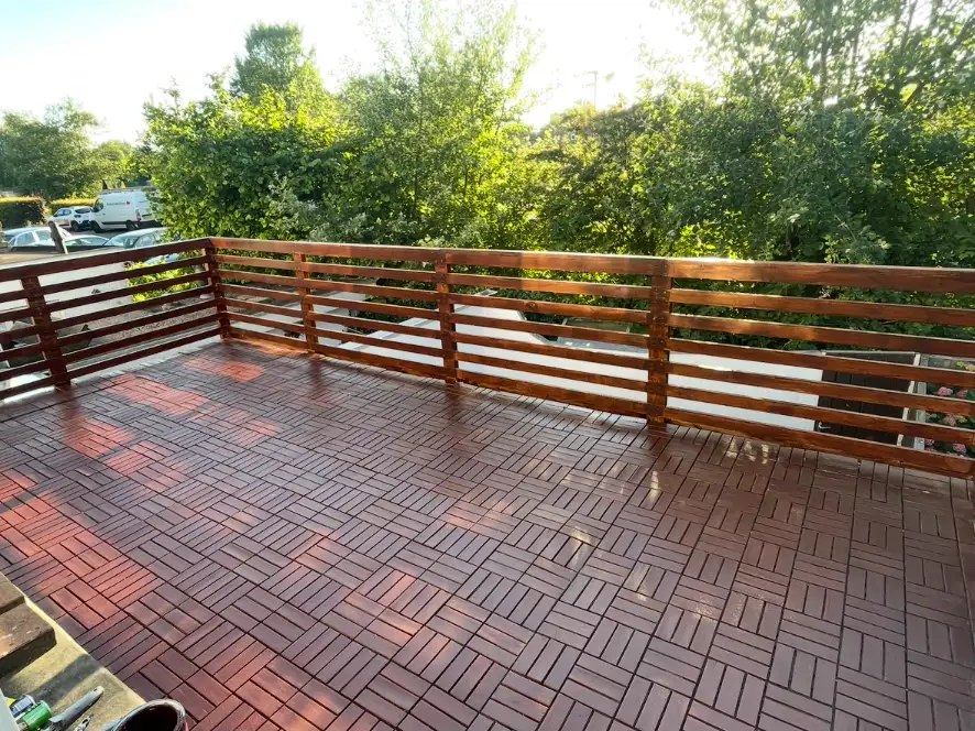 Afgewerkt hardhouten dakterras met maatwerk privacyscherm