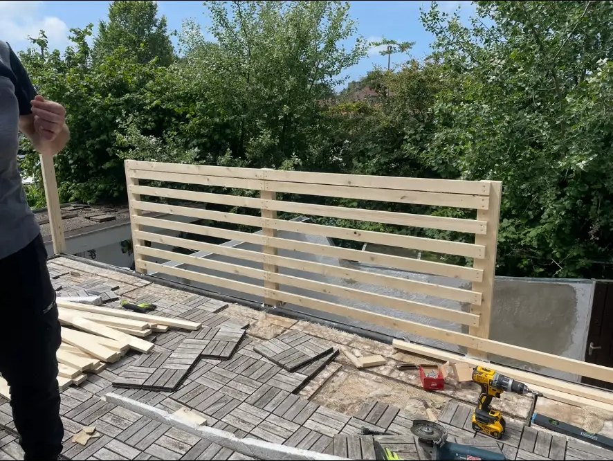 Maatwerk houten schutting tijdens montage