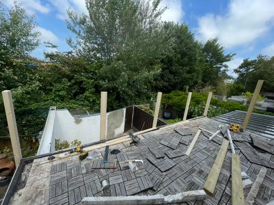 Opbouw van het frame op het dakterras